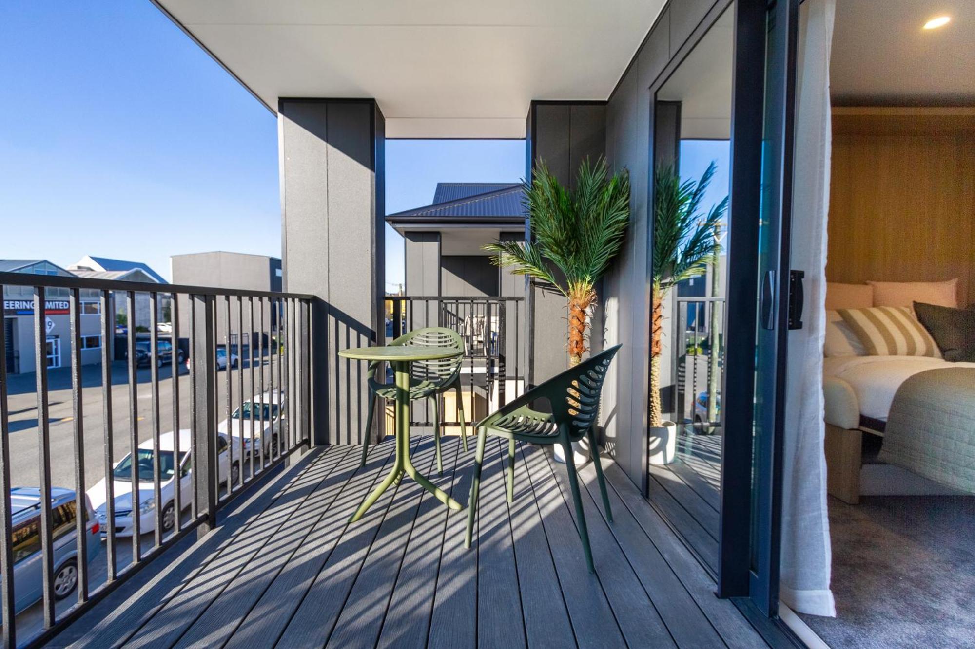 Luxury Studio With Balcony - Close To Supermarket Christchurch Exterior foto