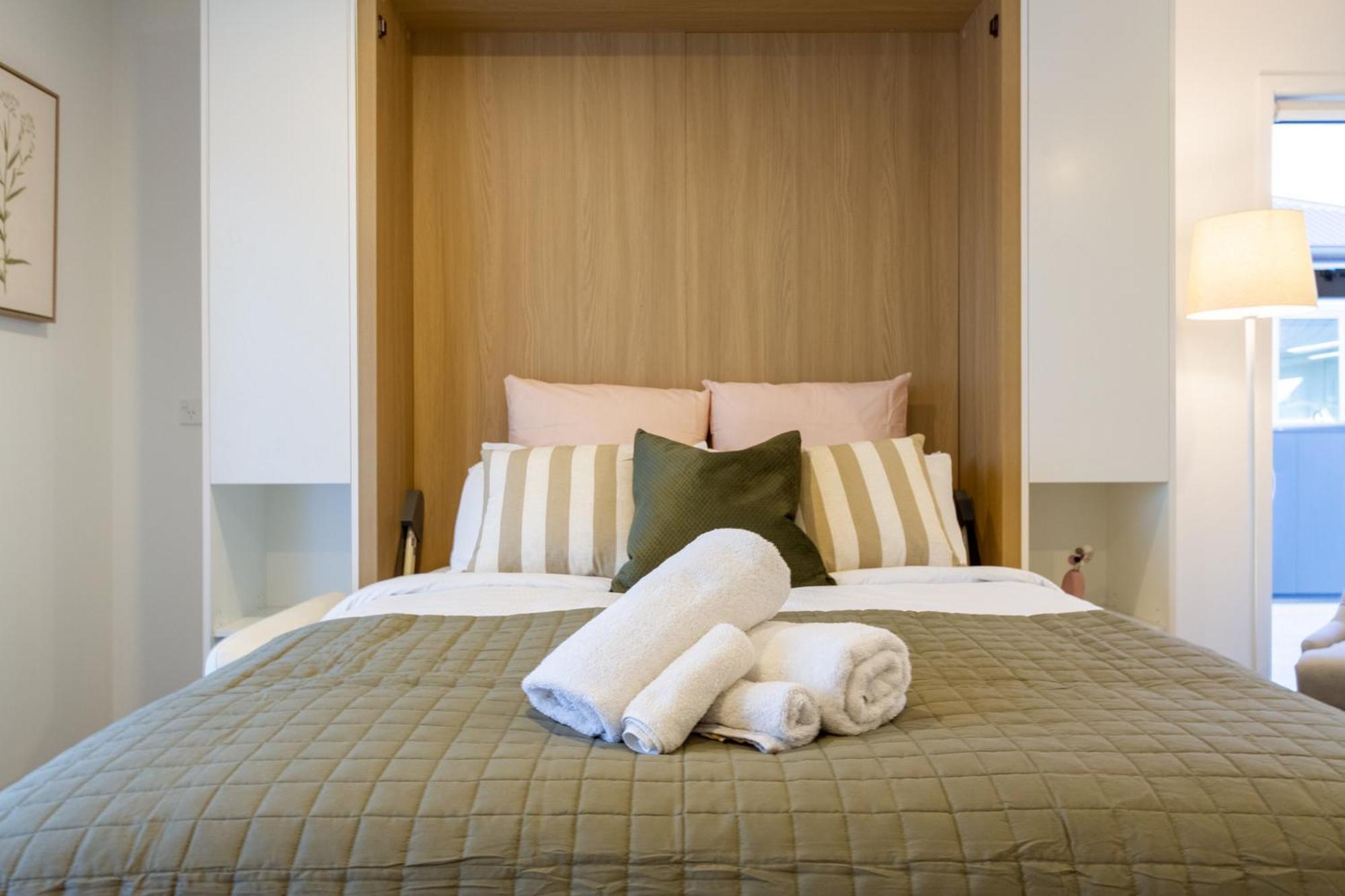 Luxury Studio With Balcony - Close To Supermarket Christchurch Exterior foto
